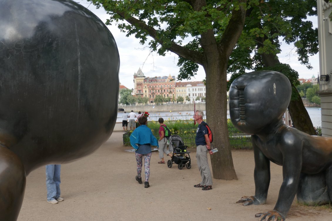 Sculptures de bébés géants, œuvre de David Cerny