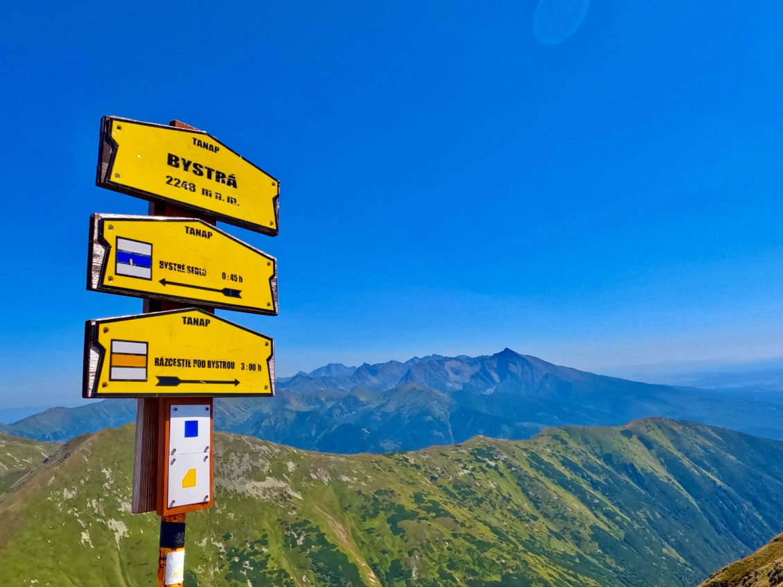 Le sentier se prolonge depuis le sommet et redescend côté slovaque.