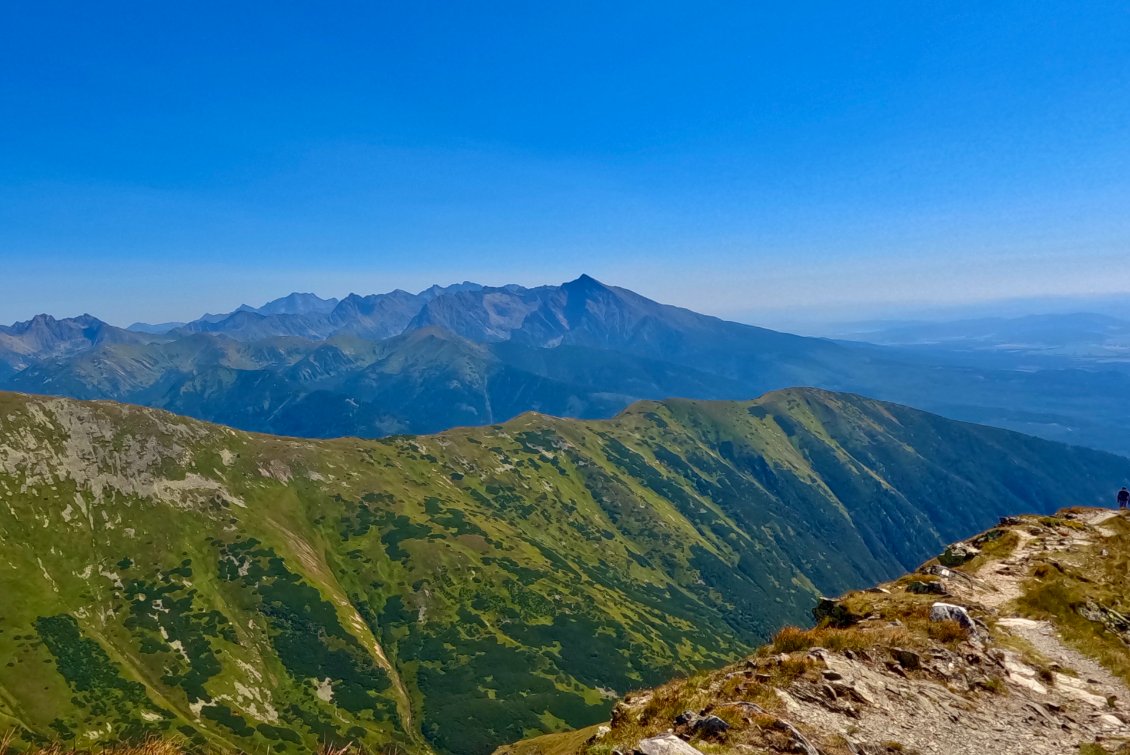 Les Hautes Tatras pointent vers le ciel à l’horizon.