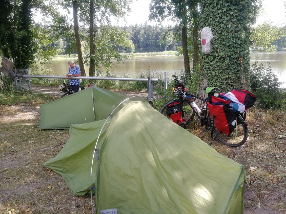 Installation de nos tentes au bord du lac Sonnsee.