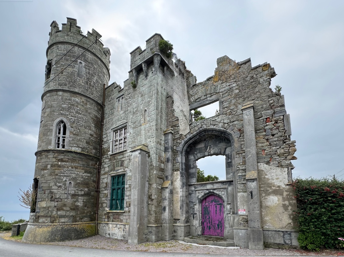 Les vestiges du château de Ballyheigue au milieu du golf éponyme.