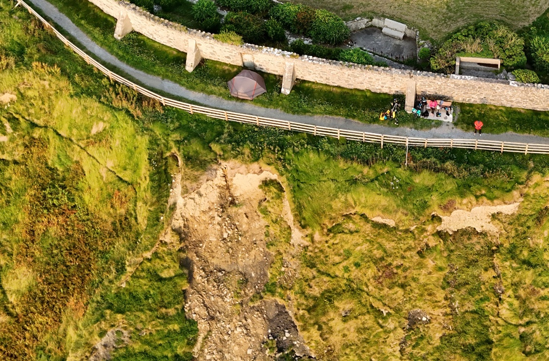 On est tout près de la falaise quand e