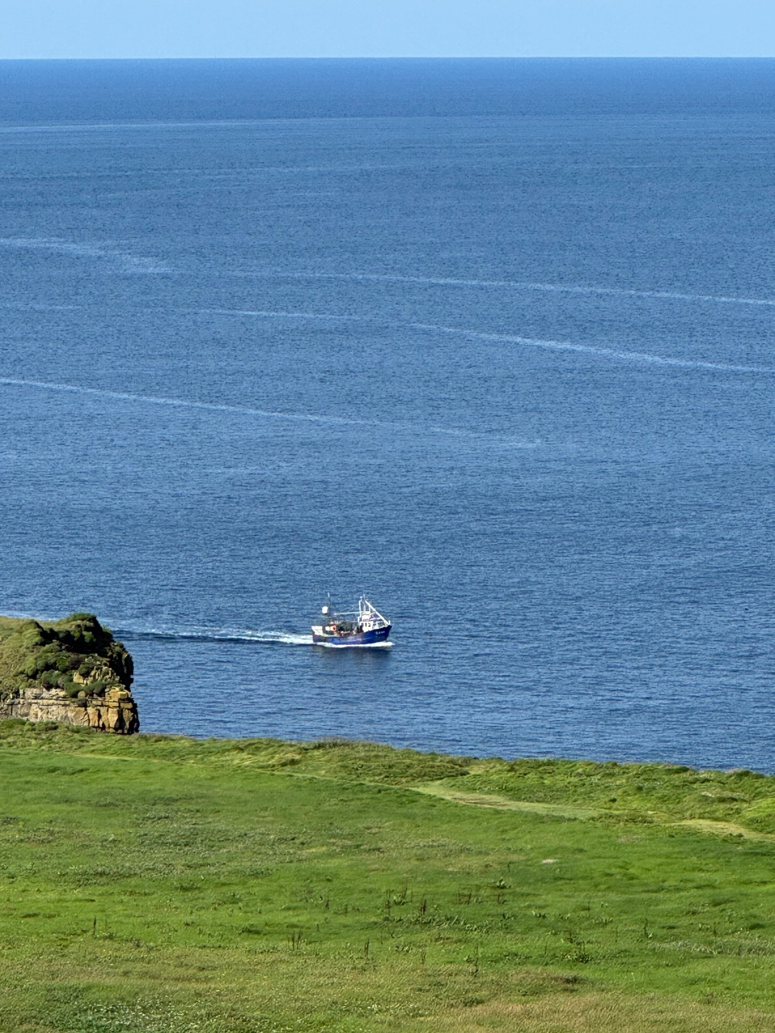 Un petit bateau de pêche passe au moment de notre visite 