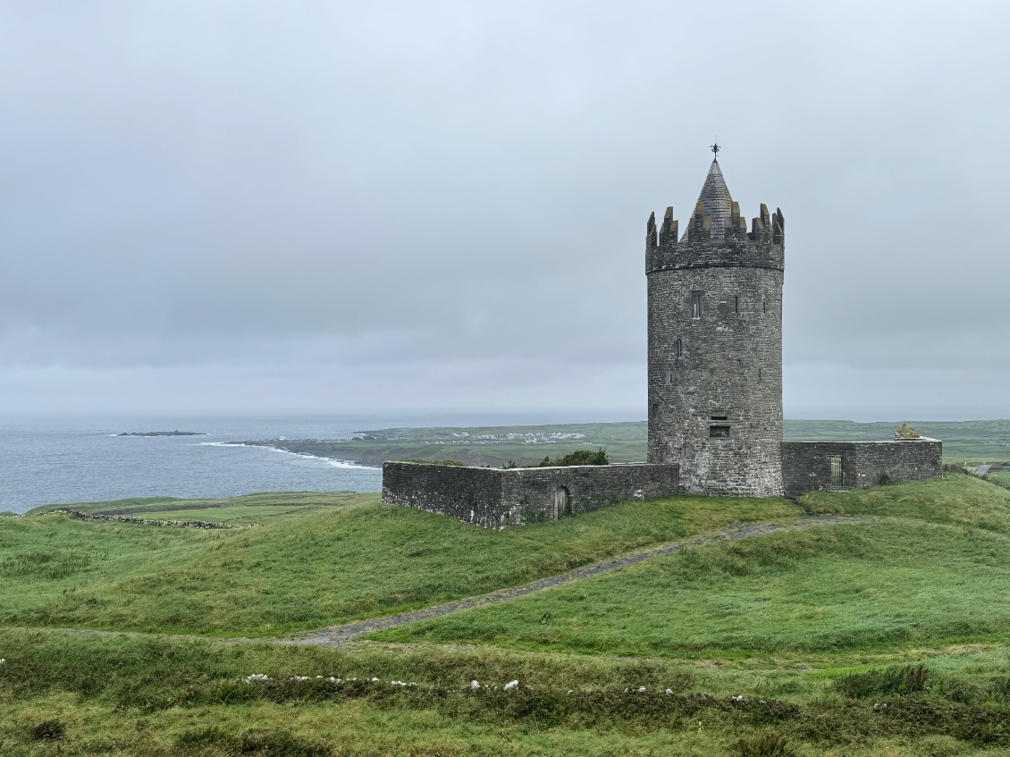 Doonagore Castle, un fort avec son toit complet