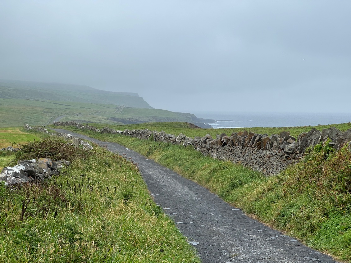 L’extrémité des falaises dans les nuages