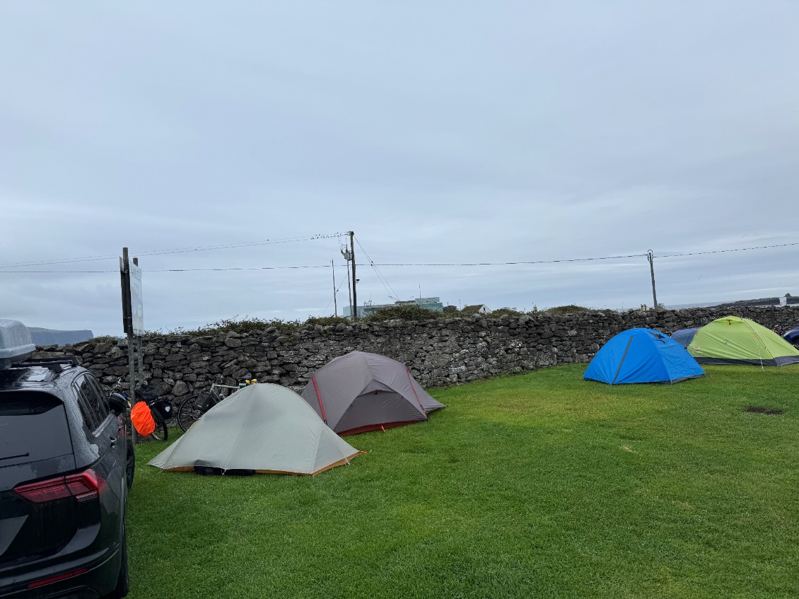 La tente blanche s’est incrustée à 20cm, finalement elle s’est excusée en indiquant qu’elle a suivi les consignes du gars du camping.