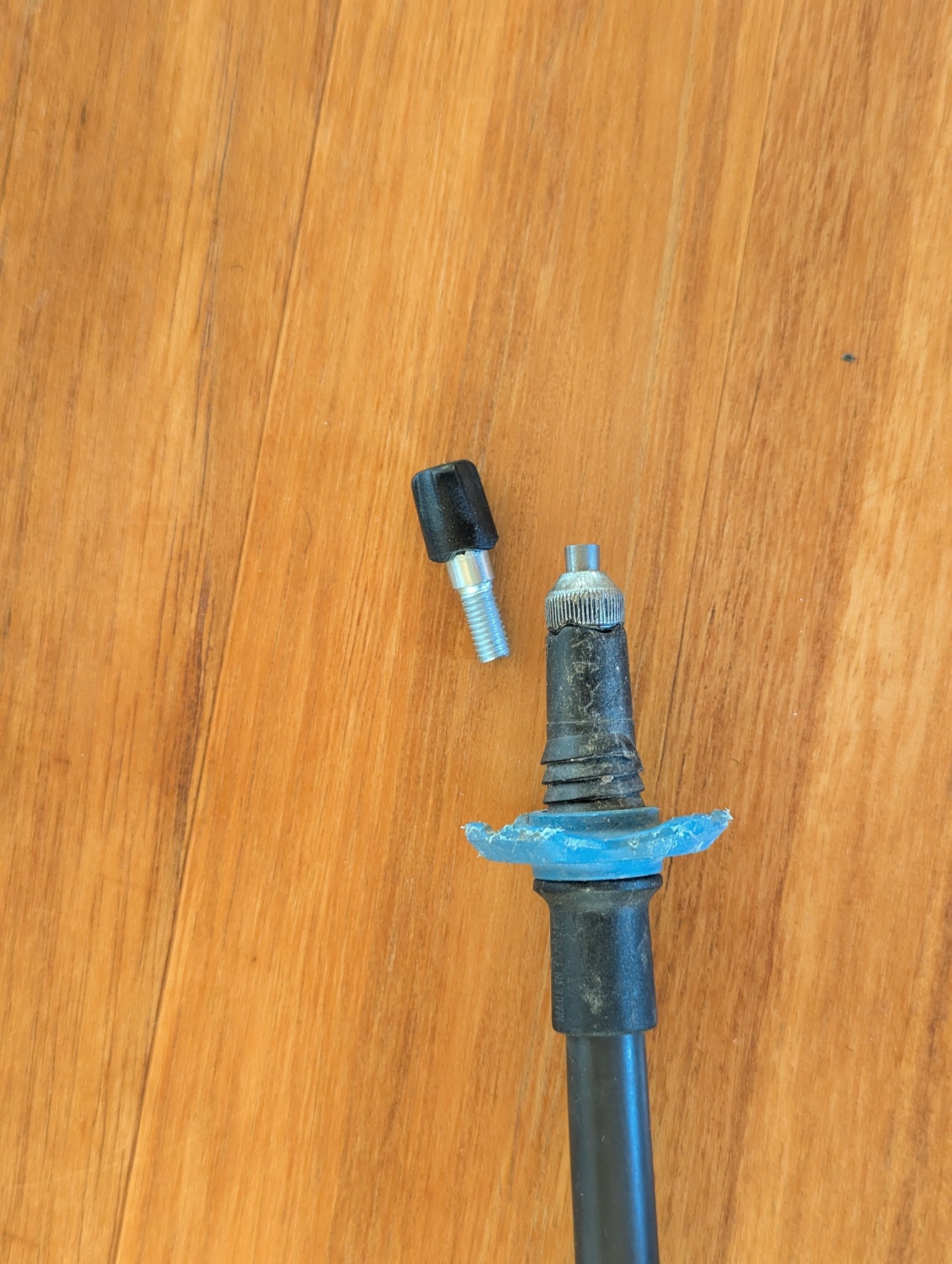Nano bouchon protège-sentier : il est à visser en remplacement de la pointe en tungstène. Un parti-pris différent de la plupart des marques ; il faut quelques instants de plus pour fixer ce bouchon vissable mais au moins, il ne risque pas de se décrocher et de s'égarer rapidement.