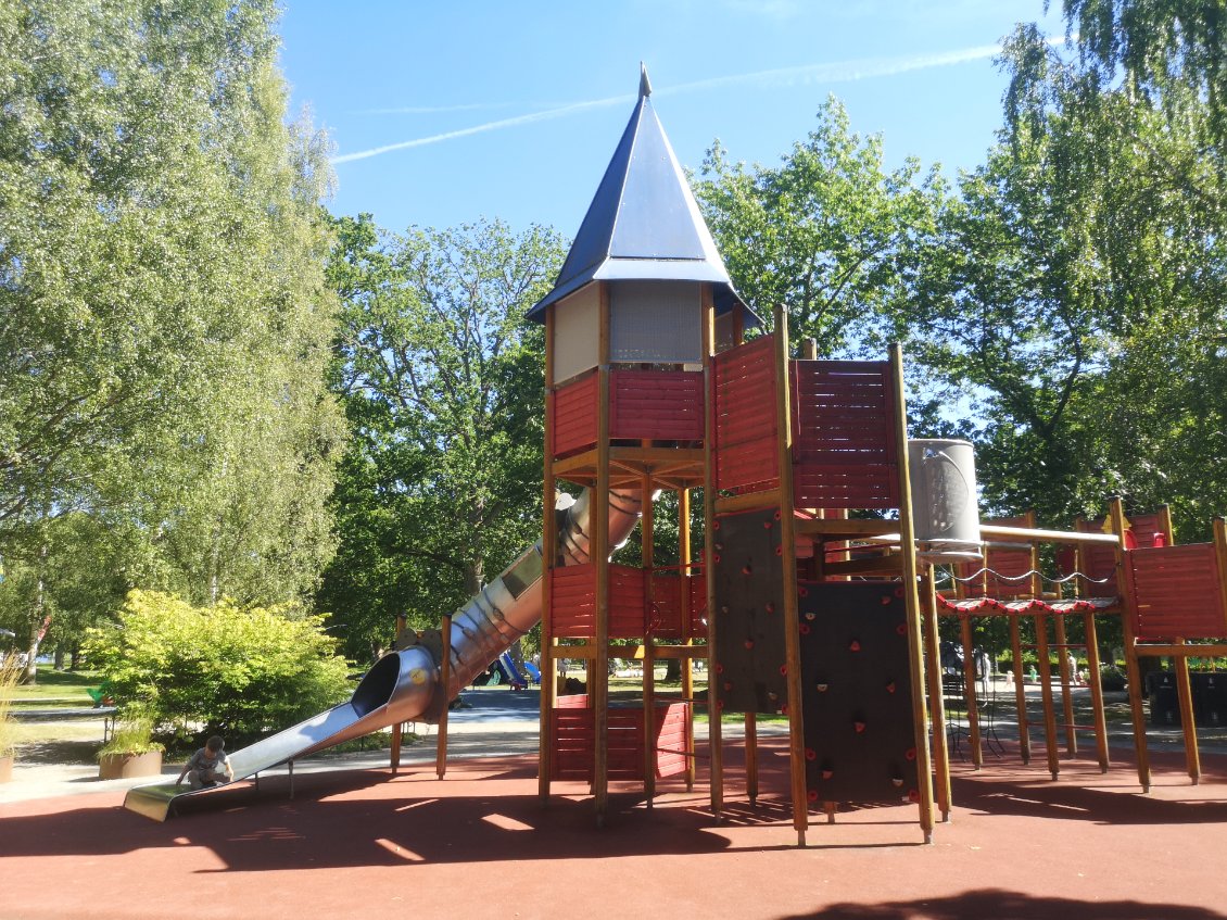 Les jeux de Växjö et son toboggan qui glisse vraiment bien