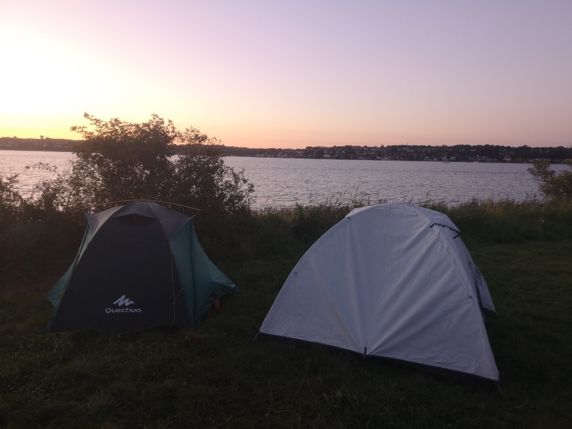 De retour au Danemark, spot de bivouac aménagé en bord de plage