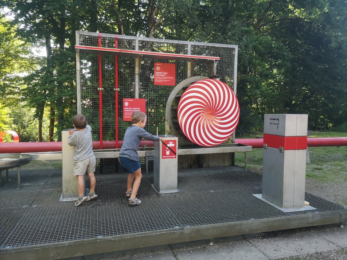 Les jeux d'eau de la centrale hydroélectrique pour expliquer aux enfants comment ça marche