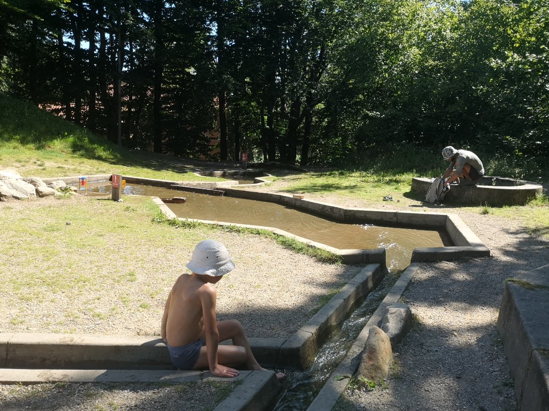 Circuit d'eau avec petits bateaux à dispo