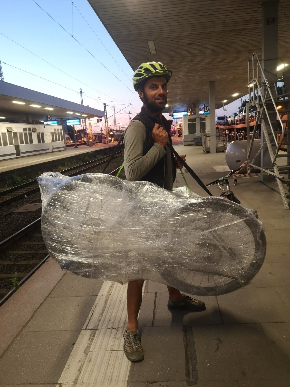 Plus de place vélo, tant pis ! Un coup de film plastique et c'est parti