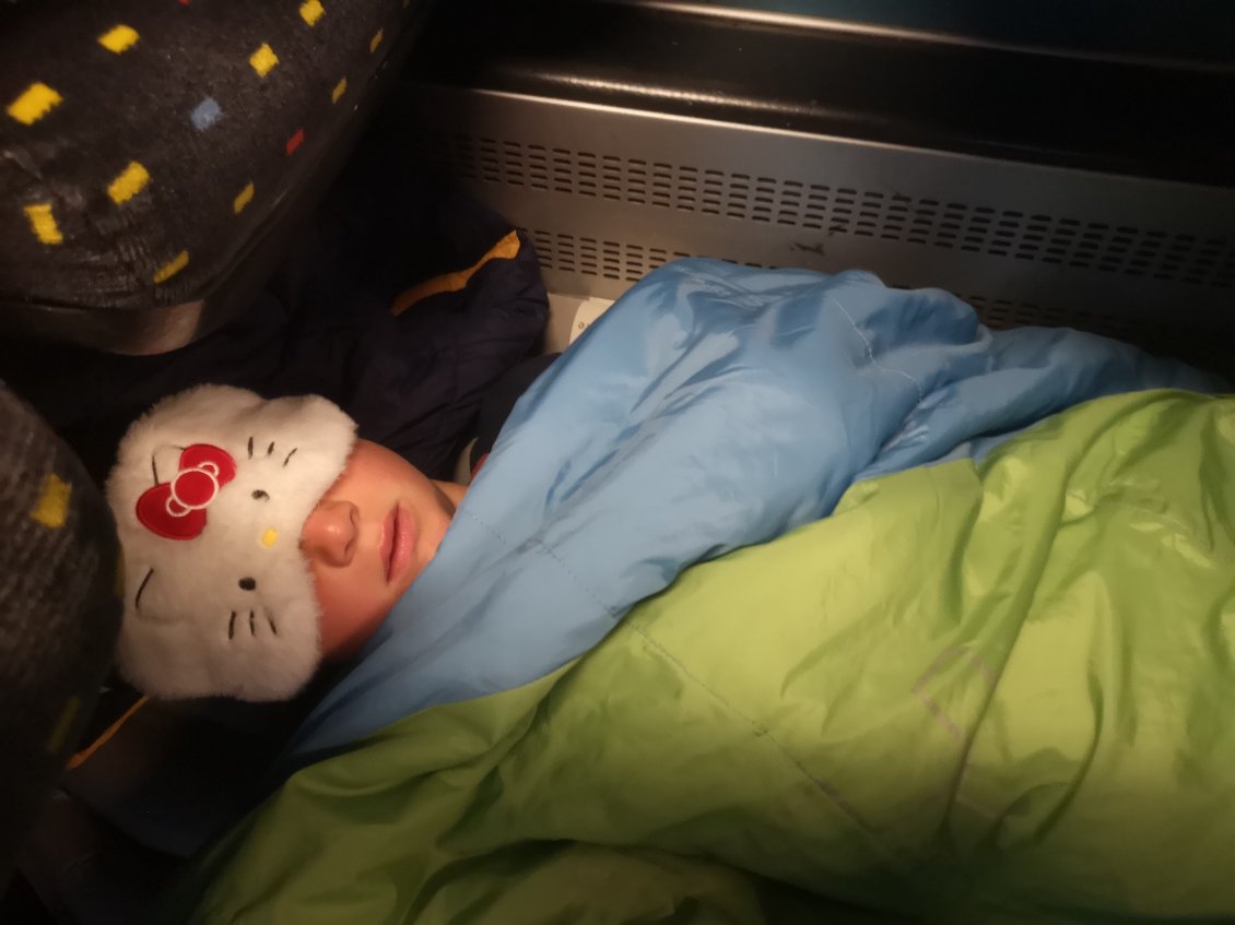 Train de nuit sans couchette, on trouve des solutions pour que les enfants dorment bien