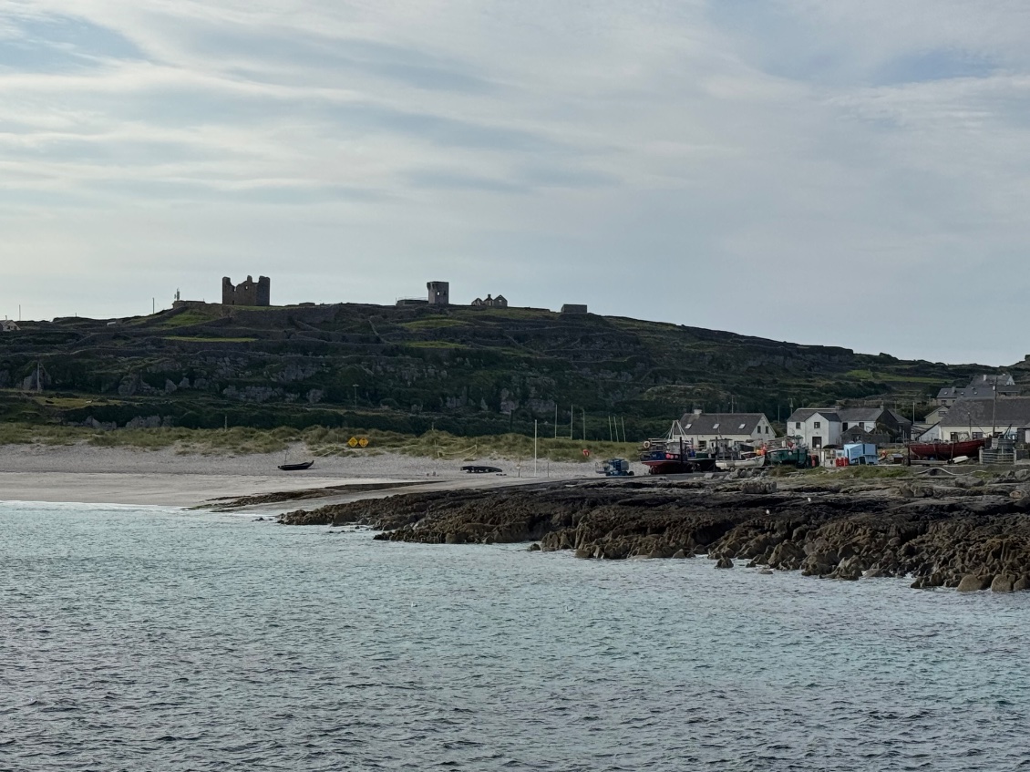 Arrêt surprise à Inishmore avec une belle vue sur un fort