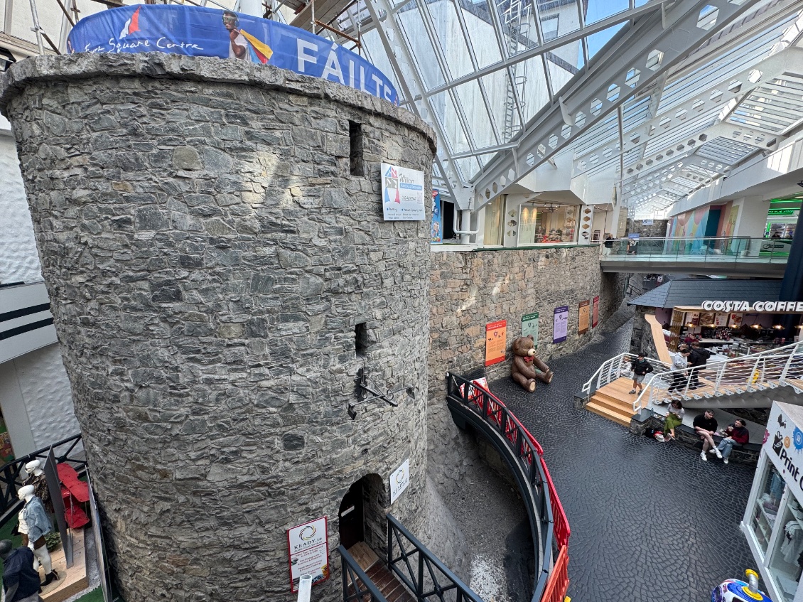 Les remparts de la ville de Galway mis en valeur dans un centre commercial.