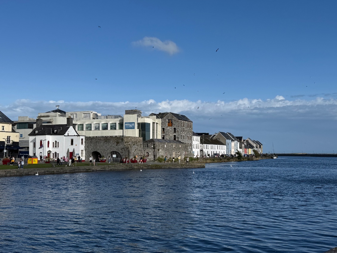Vue de Galway Harbour avec Spanish Arch au premier plan