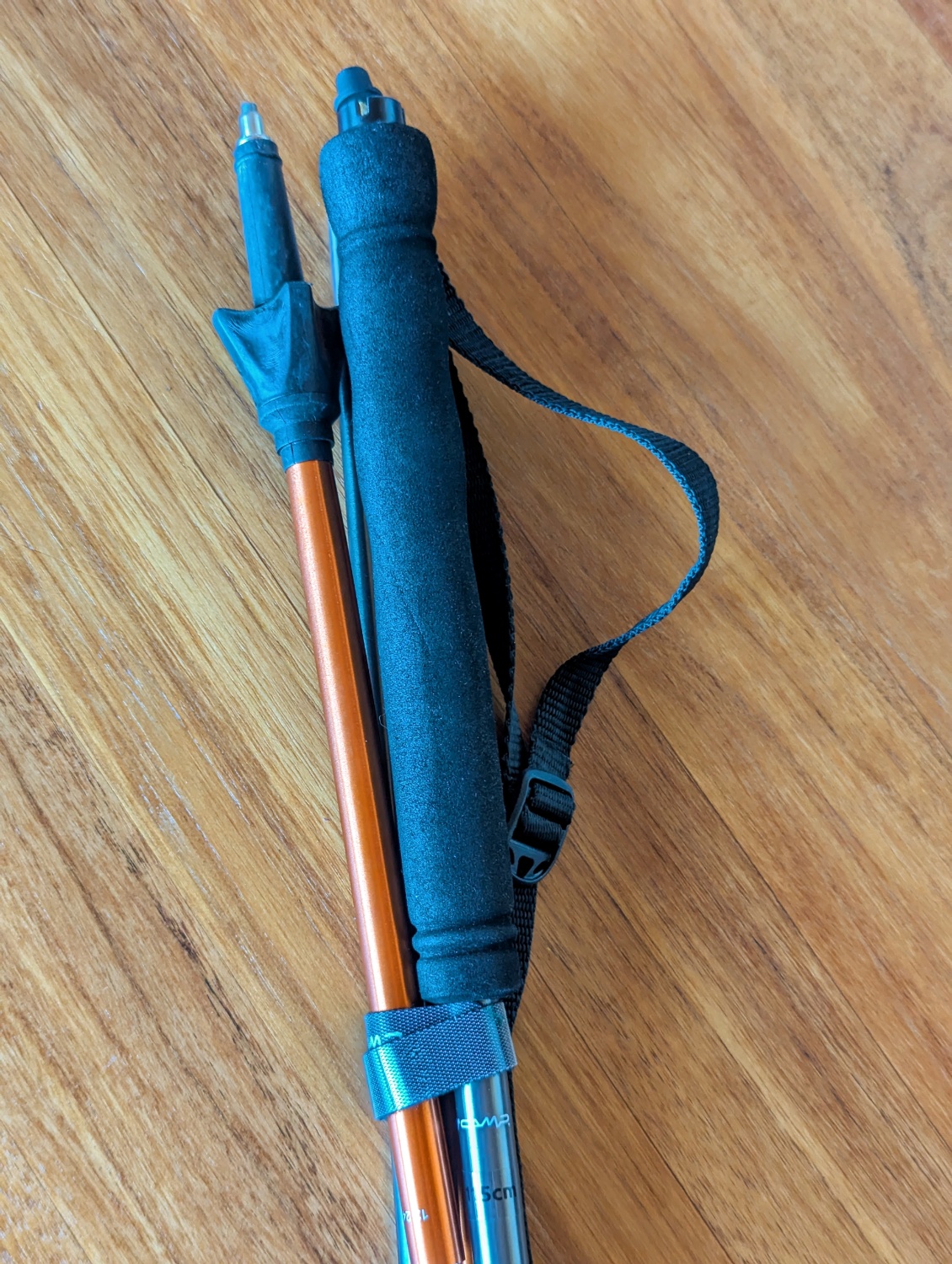 Mini rondelles Dart Basket conçues pour fournir une surface d'appui tout en minimisant le risque de coincement : on le constate à l'usage.
Mini velcro de maintien du bâton replié.