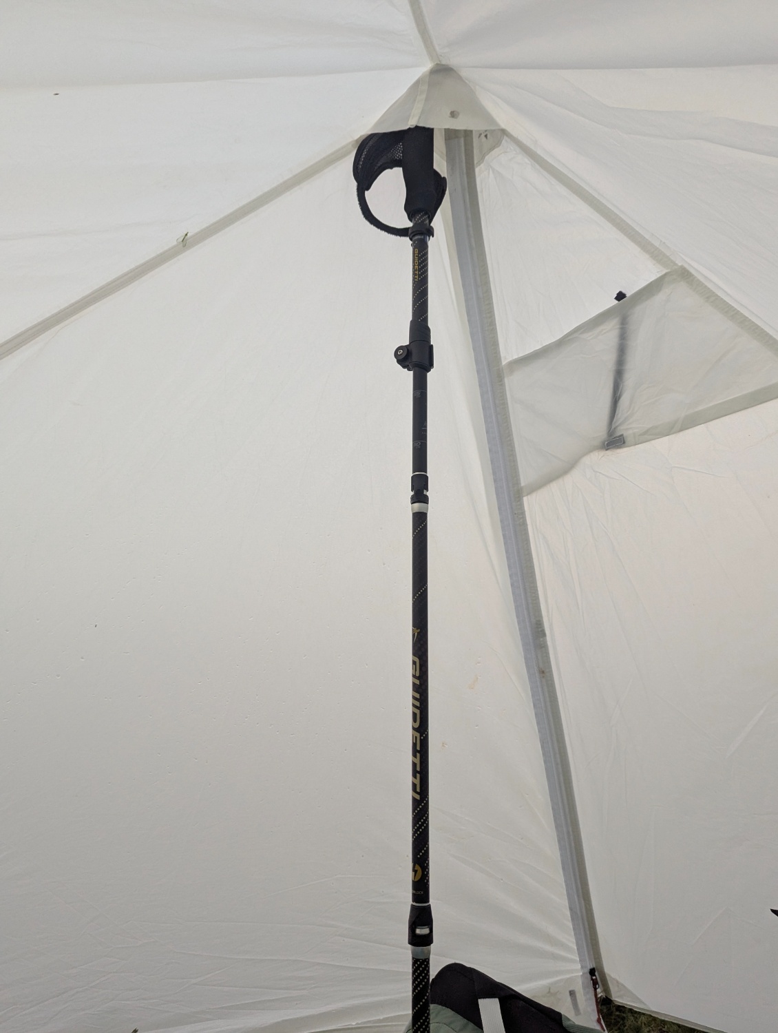 En mât de tarp, la possibilité d'ajuster la hauteur est bien pratique.