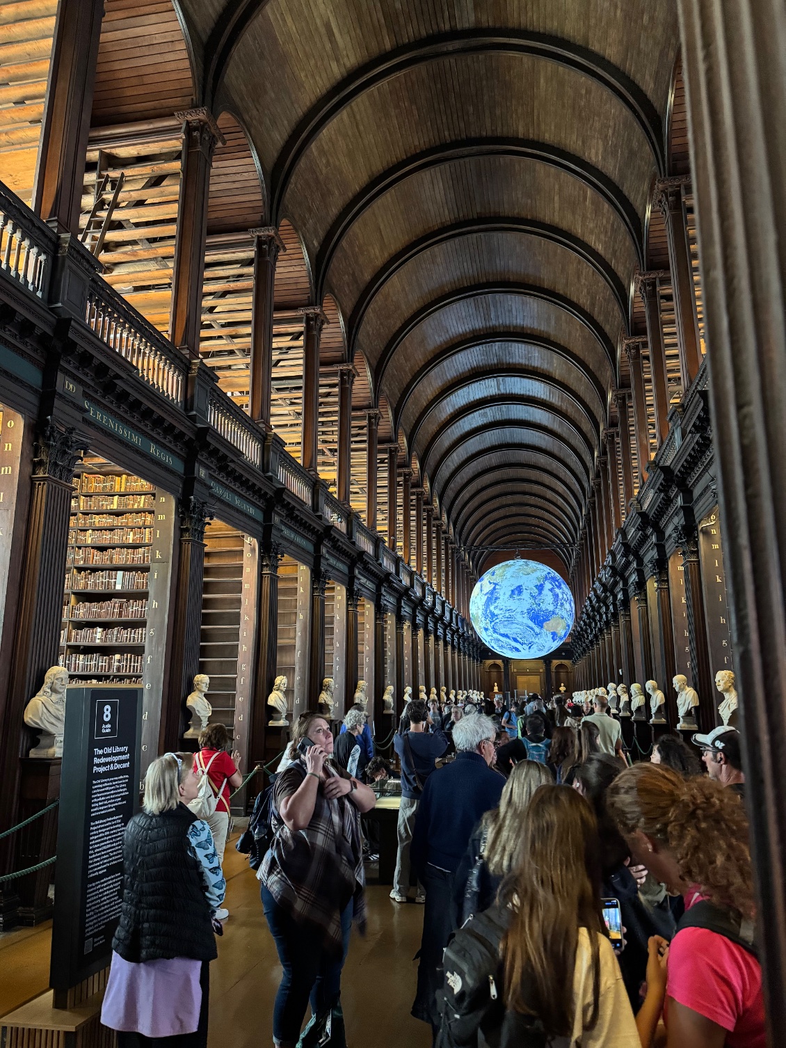 La grande librairie est en train de se vider pour une rénovation à venir.