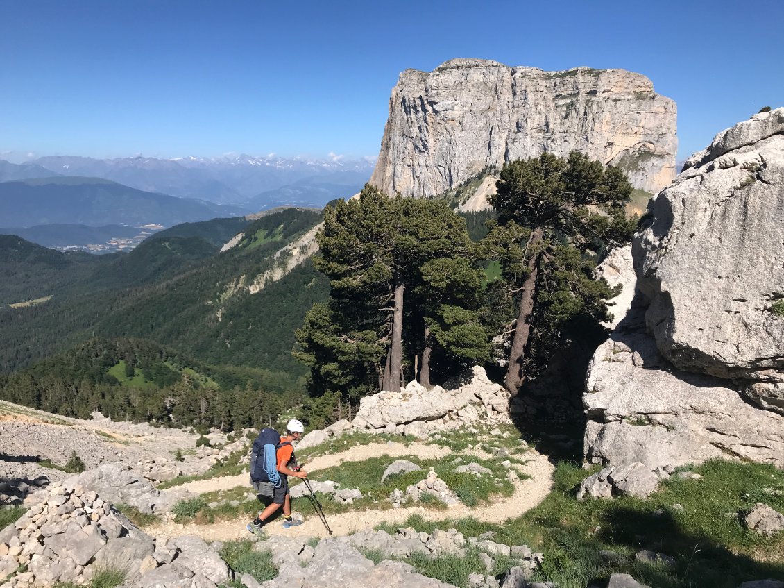 Après une tentative de caillassage, nous gardons le casque..!