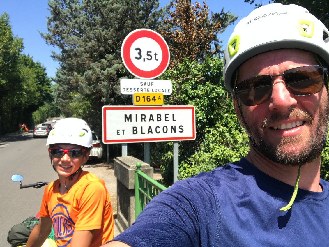 Arrivée au village, on vous épargne nos corps d'athlètes dans la piscine !