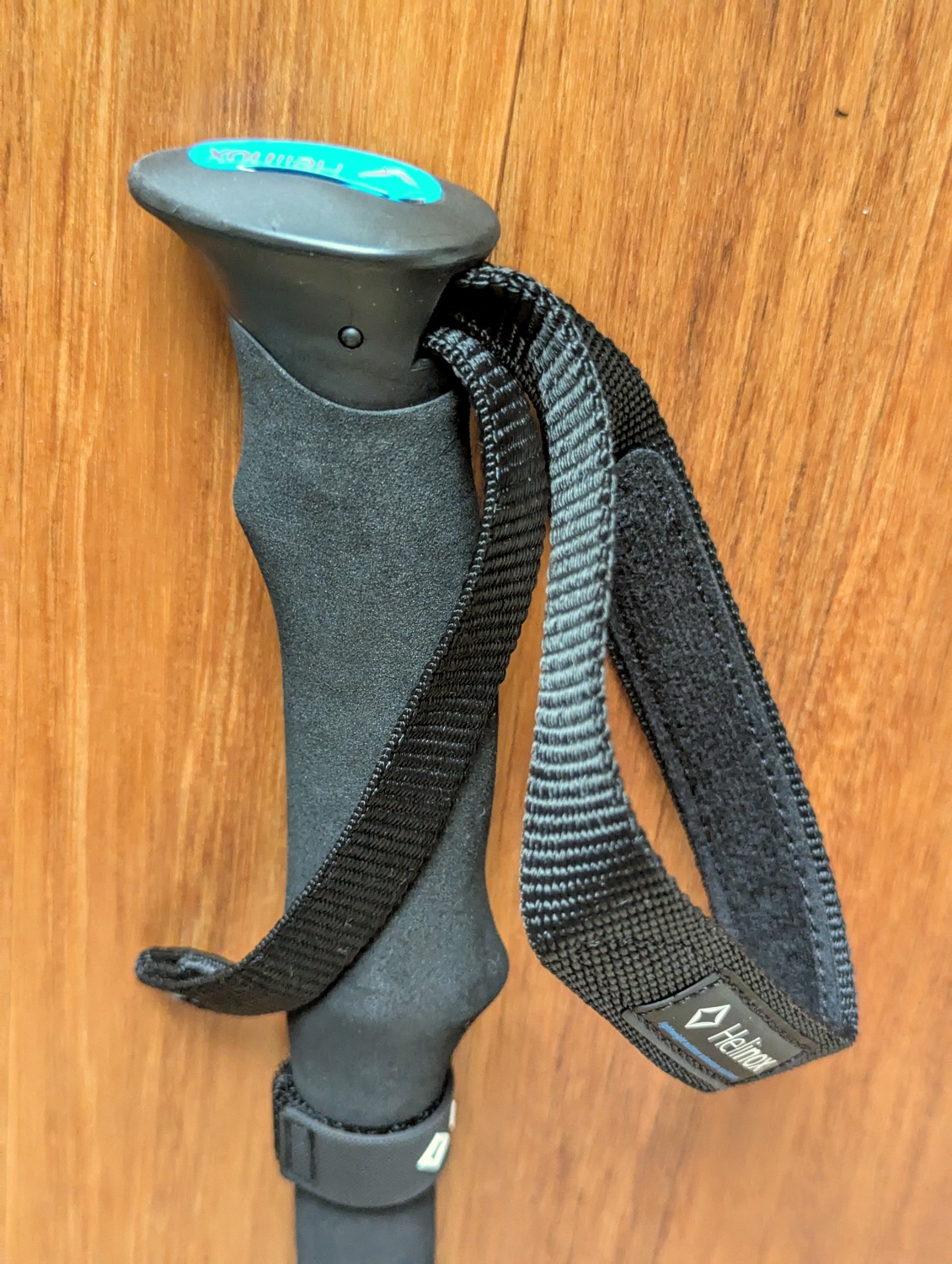 Dragonne en sangle avec doublure interne en tissu plus agréable. L'ensemble est ok mais un peu moins confortable que sur d'autres modèles dotés d'une dragonne plus large en mesh.