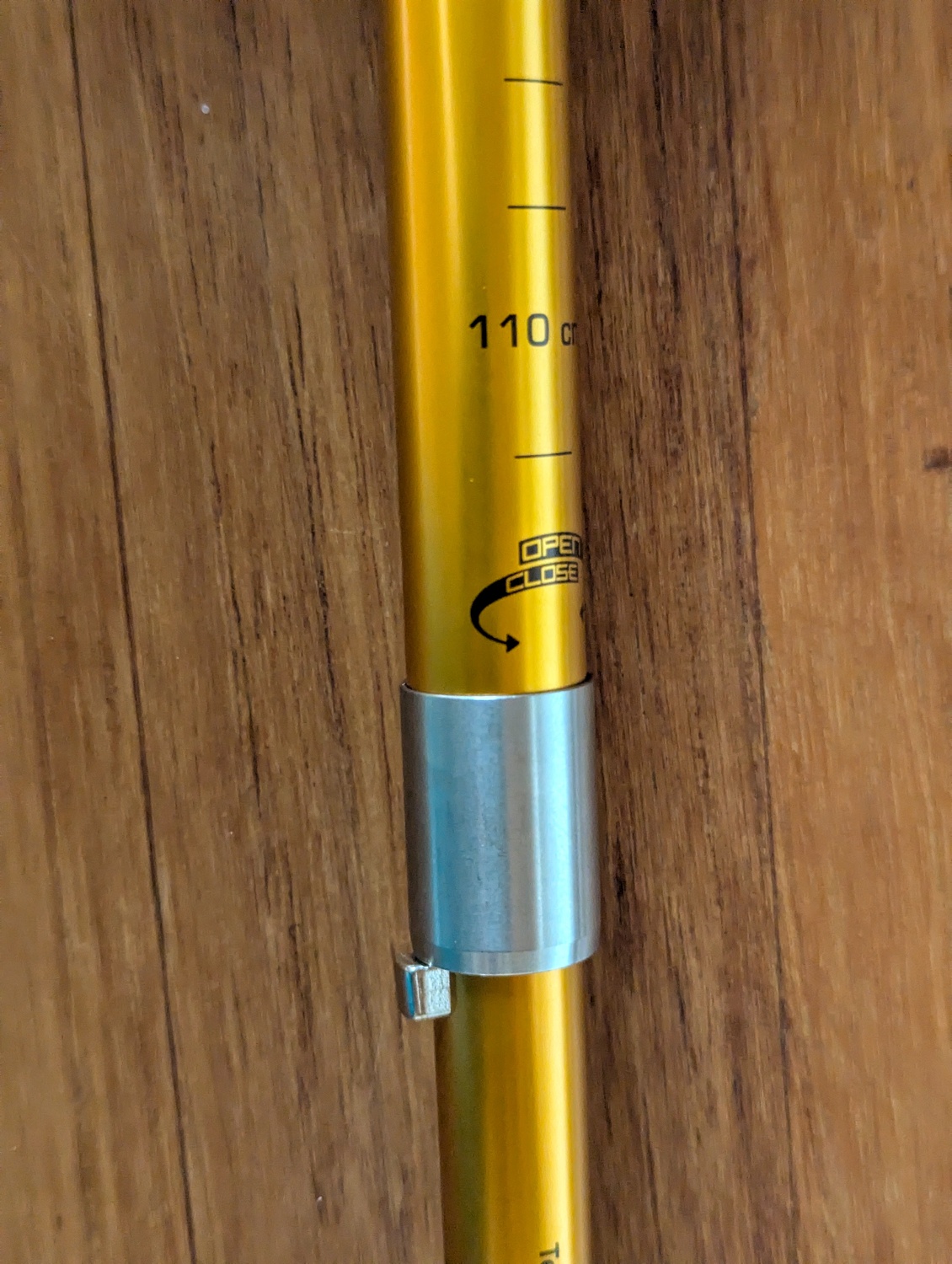 Réglage de hauteur facile et fiable, en vissant (dévissant).
Verrouillage des brins par système simple, rapide et fiable de "bouton pression".