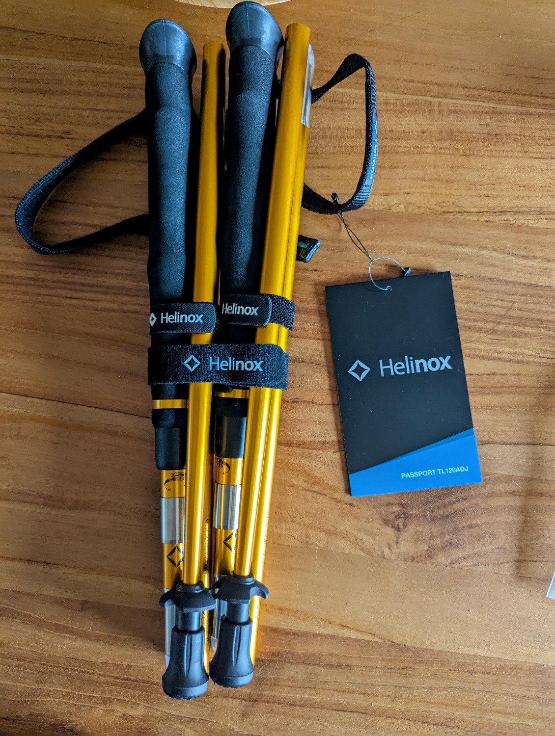 Un velcro plus large et long est même fourni pour maintenir ensemble les 2 bâtons.