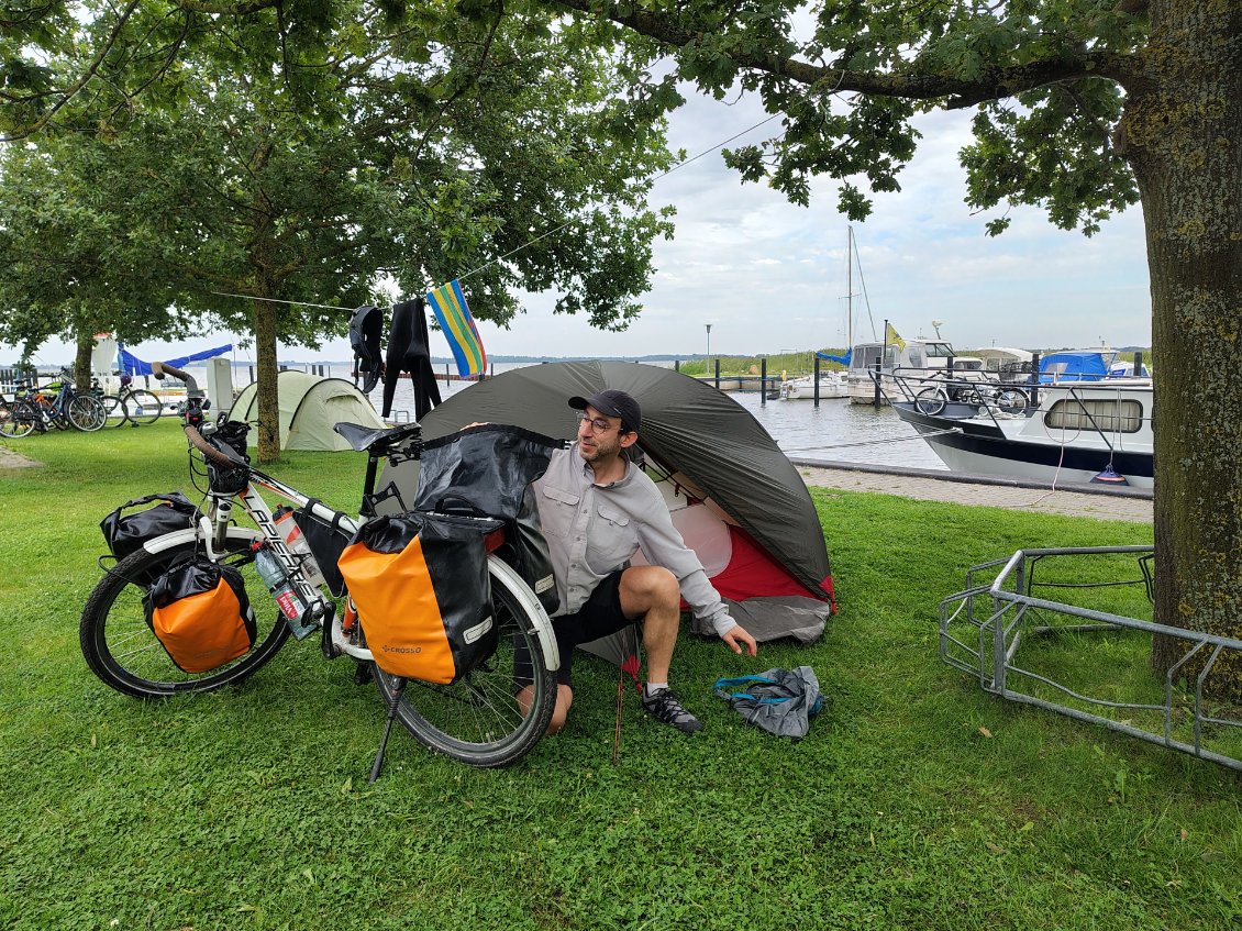 J6. Camping dans un petit port.