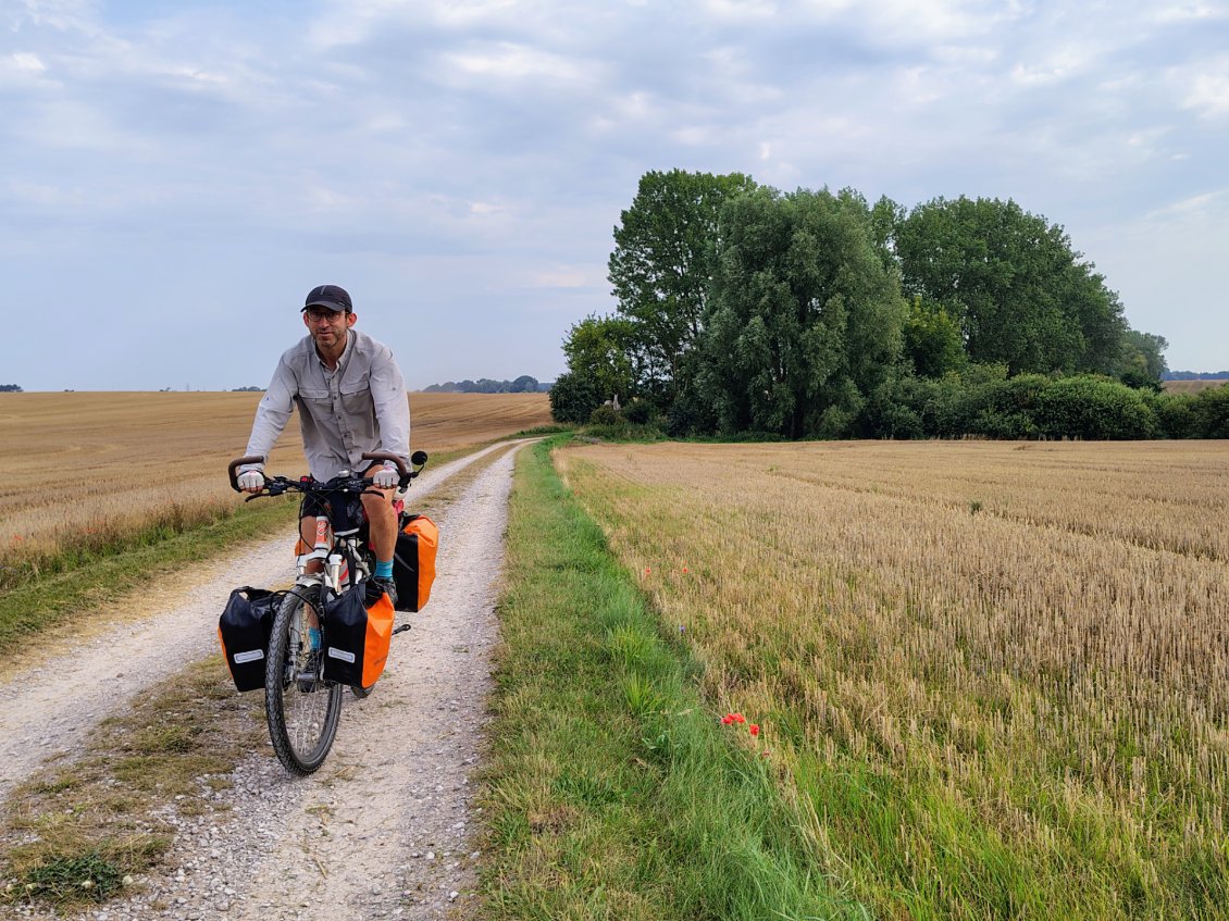 J9. Heureusement les 50 derniers kilomètres avant la frontière polonaise sont un pur bonheur : route de campagne, stations balnéaires, forêt en bord de mer, ...