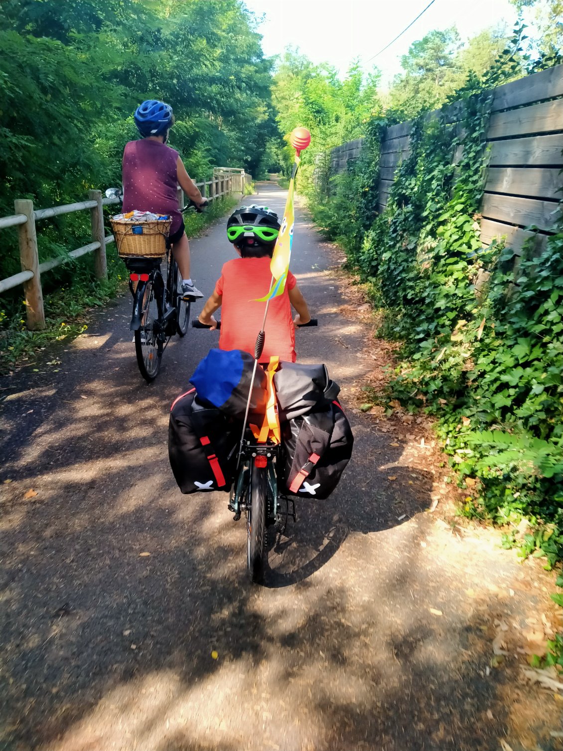 Accompagnement par les autres grands-parents lors d'une étape le long de la Loire