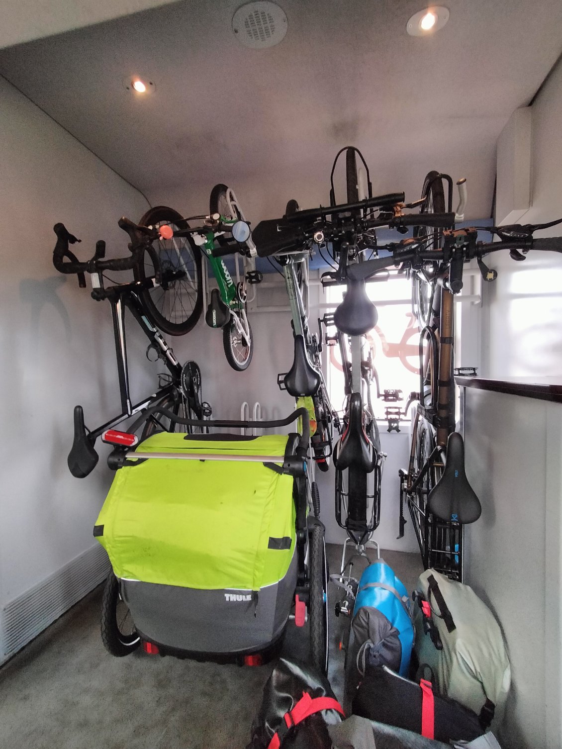 Réservation de 4 places vélo dans l'intercité Limoges-Toulouse, la remorque passe très bien sous les vélos des enfants ! Mais elle nous vaut quand même un petit rappel sympathique du contrôleur qu'elle n'est pas autorisé dans les trains ... ouf ... sans amende cette fois-ci !