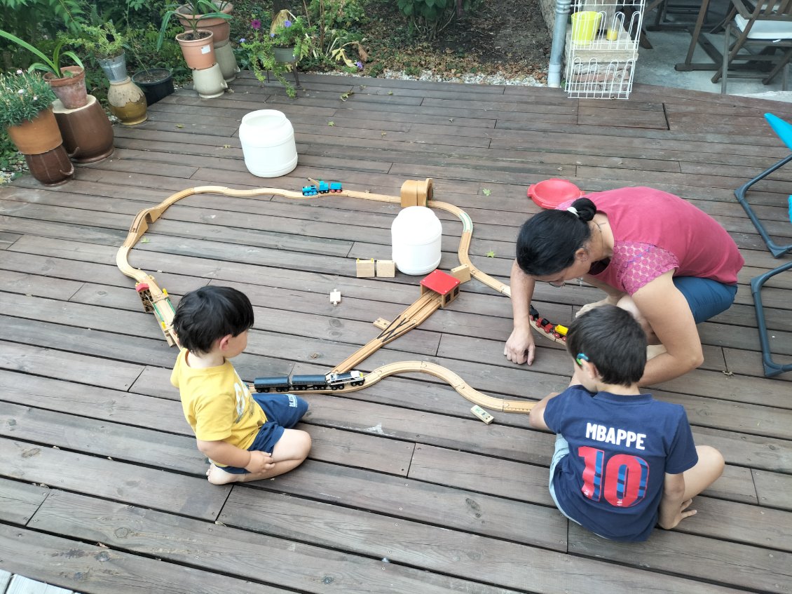 Surprise lors de notre premier warmshower, nos hôtes ressortent les jouets de leurs petit-enfants pour le plus grand plaisir de nos enfants !