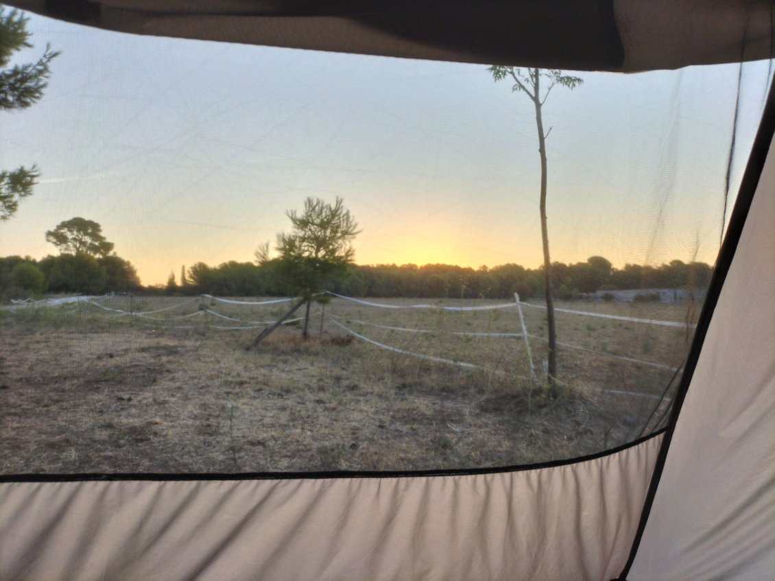 levé de soleil depuis notre maison, les moustiques nous attendent dehors