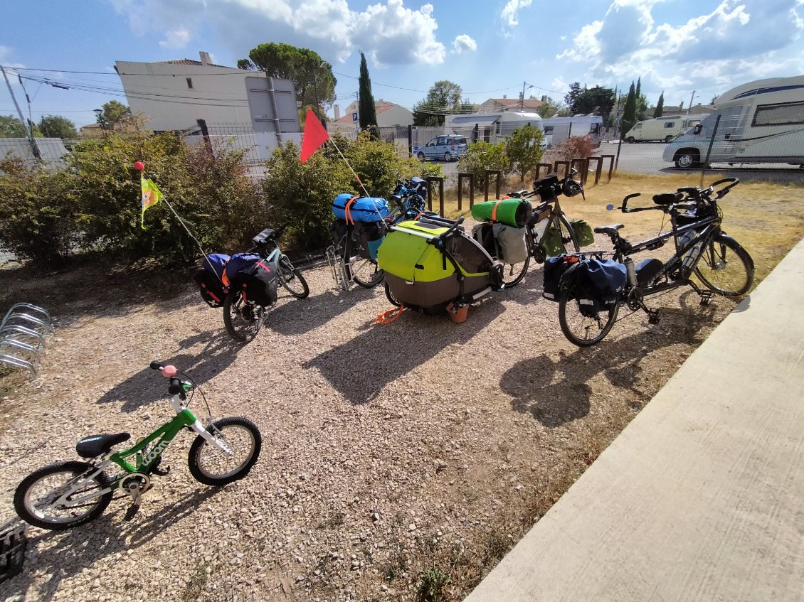 Nous avons du bruit dans les roues de la remorque, passage au club de vélo pour une révision complète par des passionnés