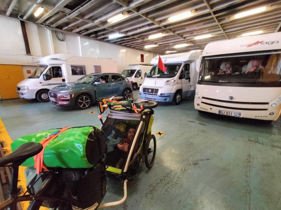 Dans les starting-blocks pour sortir du Ferry (malheureusement beaucoup trop de pots d'échappements dans un endroit clos !)