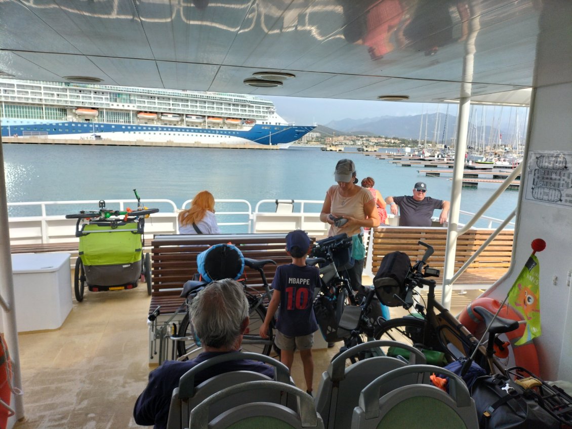 Afin d'éviter la grosse route qui contourne l'aéroport d'Ajaccio nous montons dans le Ferry qui relie Ajaccio à Porticcio