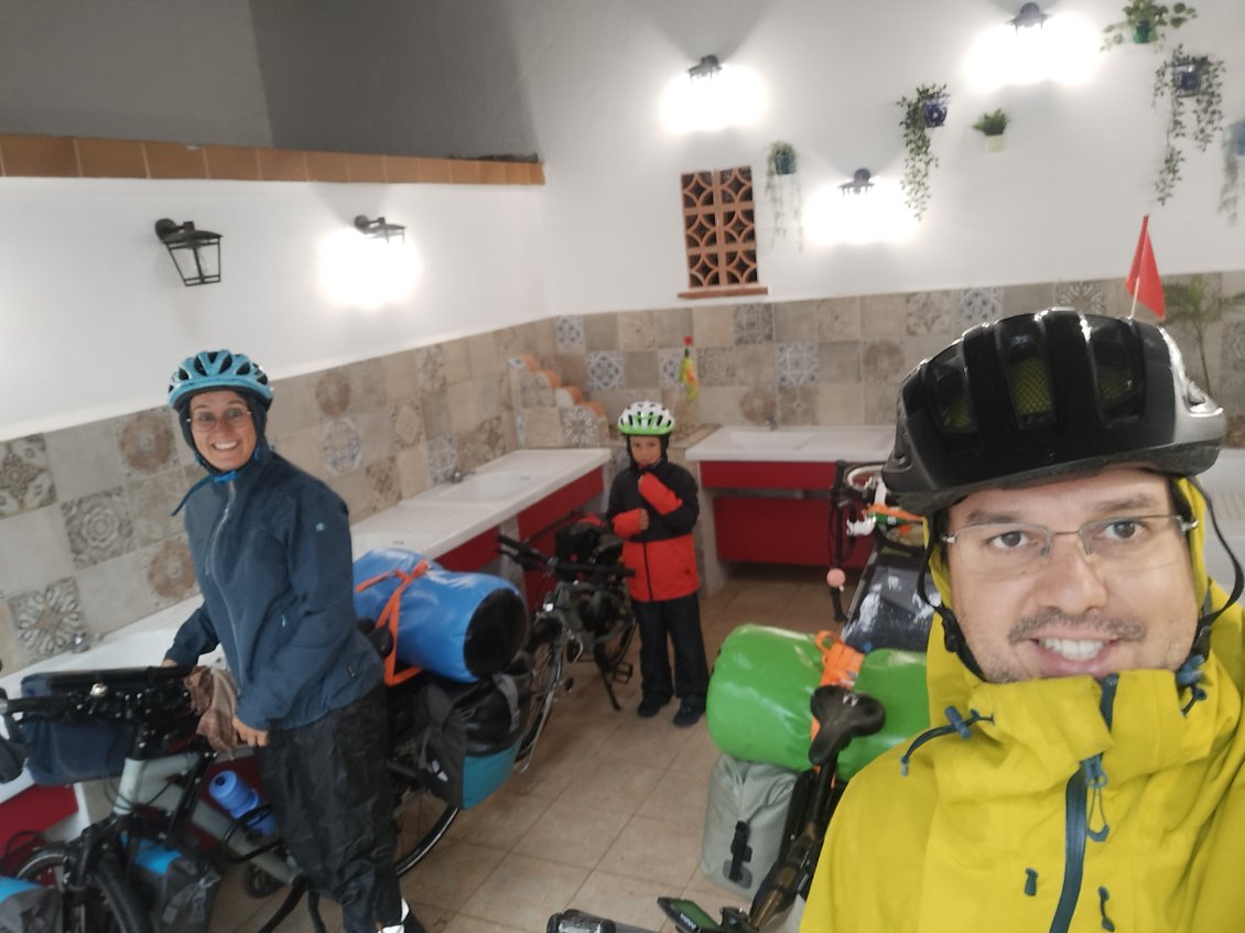 Malgré la pluie, nous décidons de reprendre la route pour chercher le soleil plus au sud