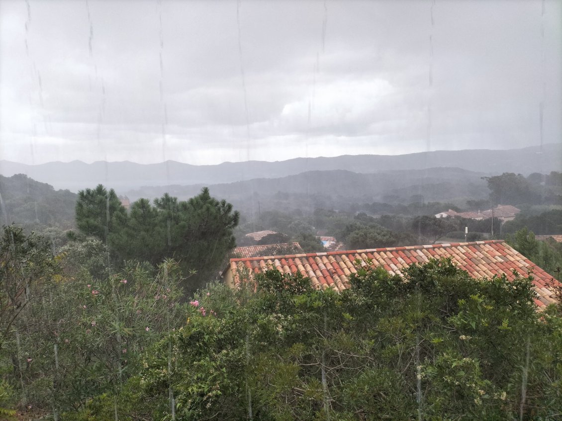 La tempête Domingos s'abat sur nous, heureusement, nous en sommes en dur!