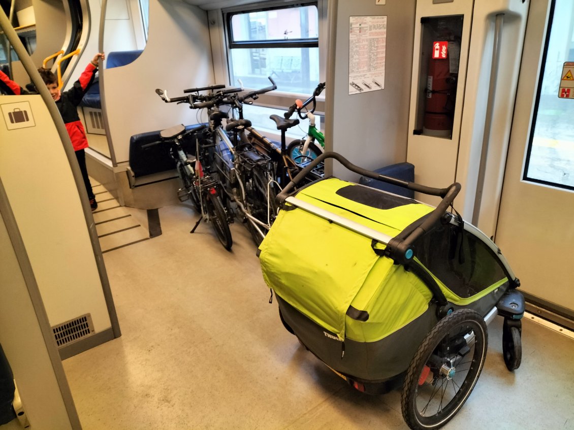 Rangement efficace des vélos dans la zone prévue. la remorque ne gênera à au aucun moment le contrôleur italien