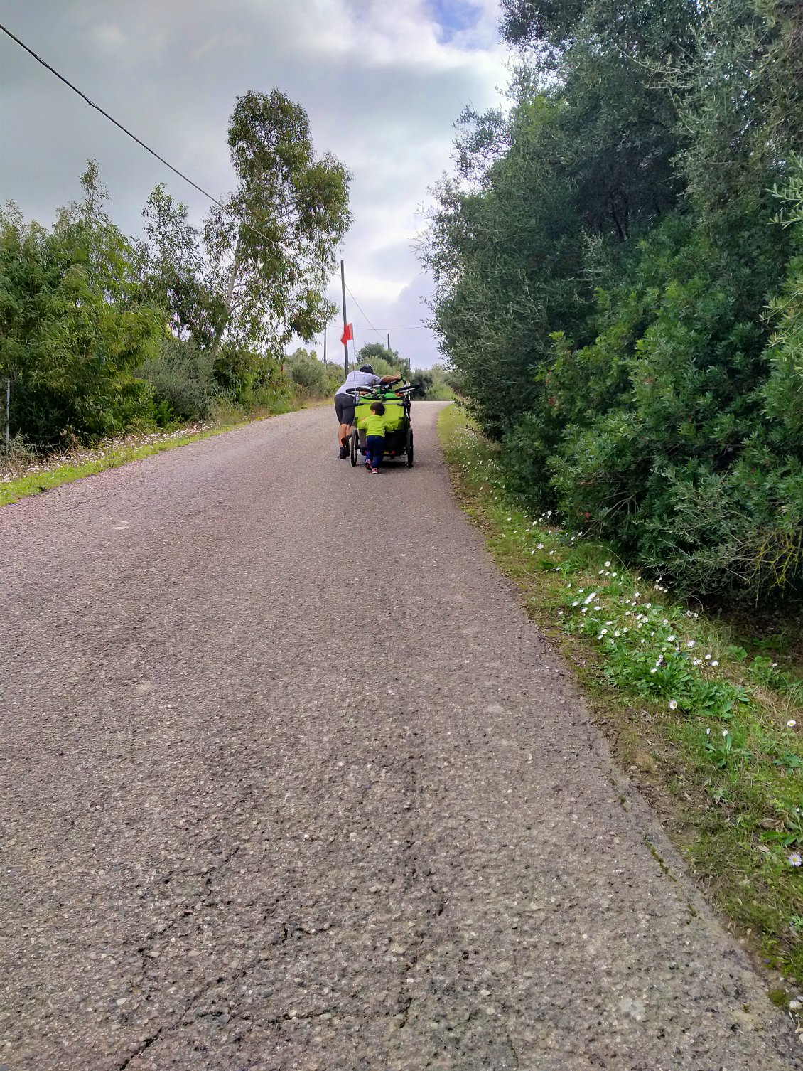 ça grimpe fort, heureusement que le locataire de la remorque est venu me prêter main forte !