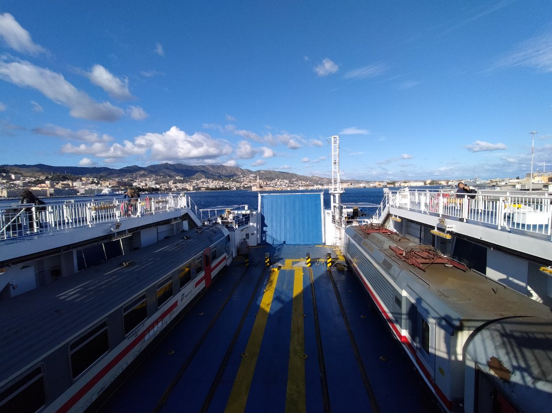 Un bateau-train pour franchir le détroit de Messine, ils sont fous ces italiens !