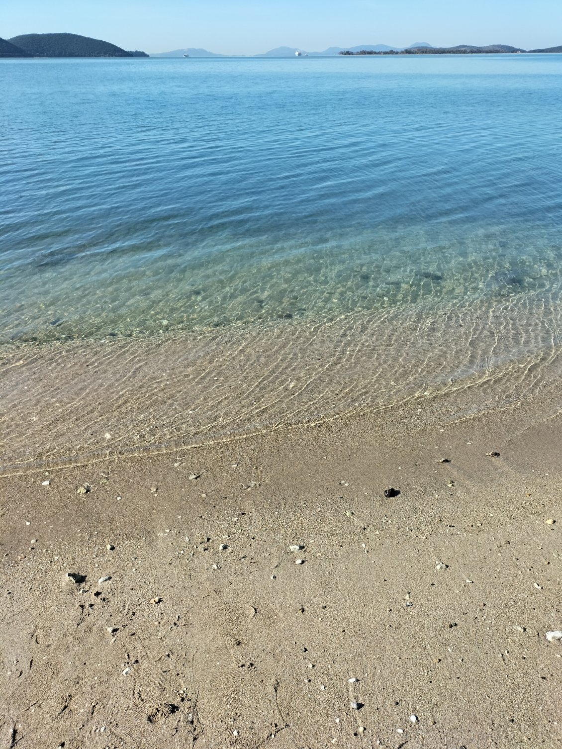 l'eau est magnifique mais il fait trop froid pour se baigner