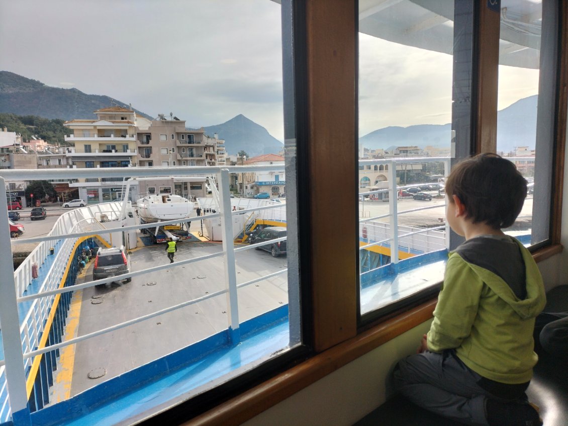 ils sont fous ces grecs, ils emmènent des bateaux sur des ferrys pour aller sur l'île de Corfou
