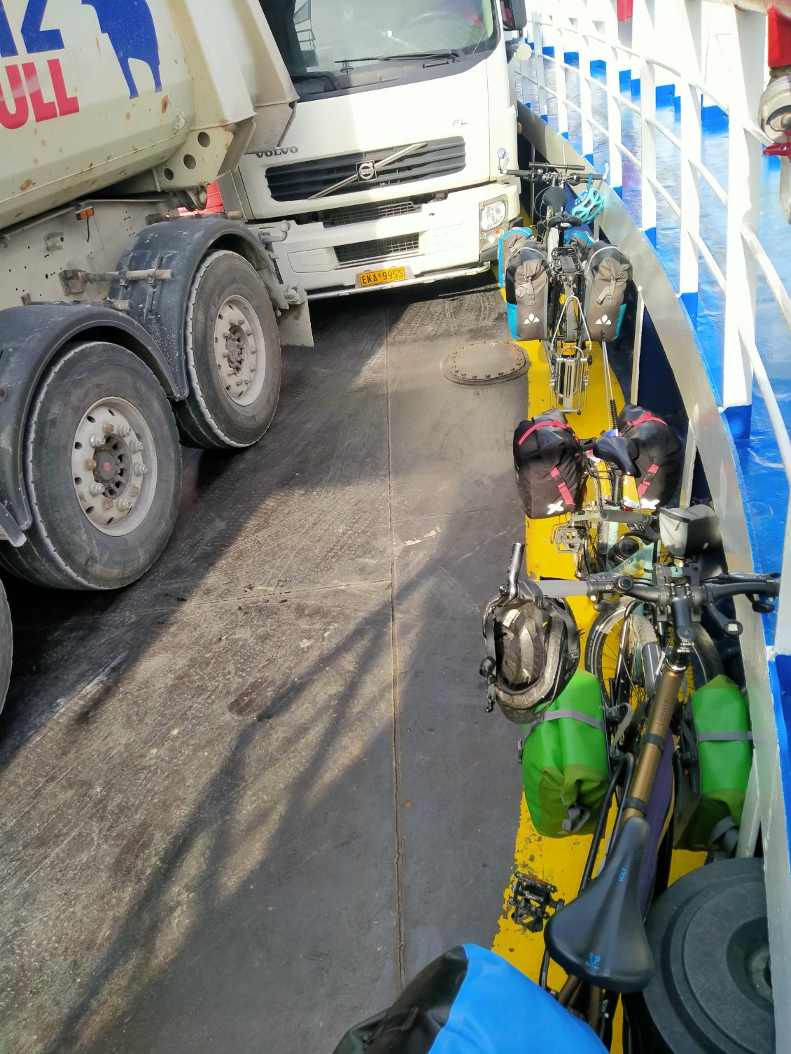 nous sommes tout petit sur ce ferry