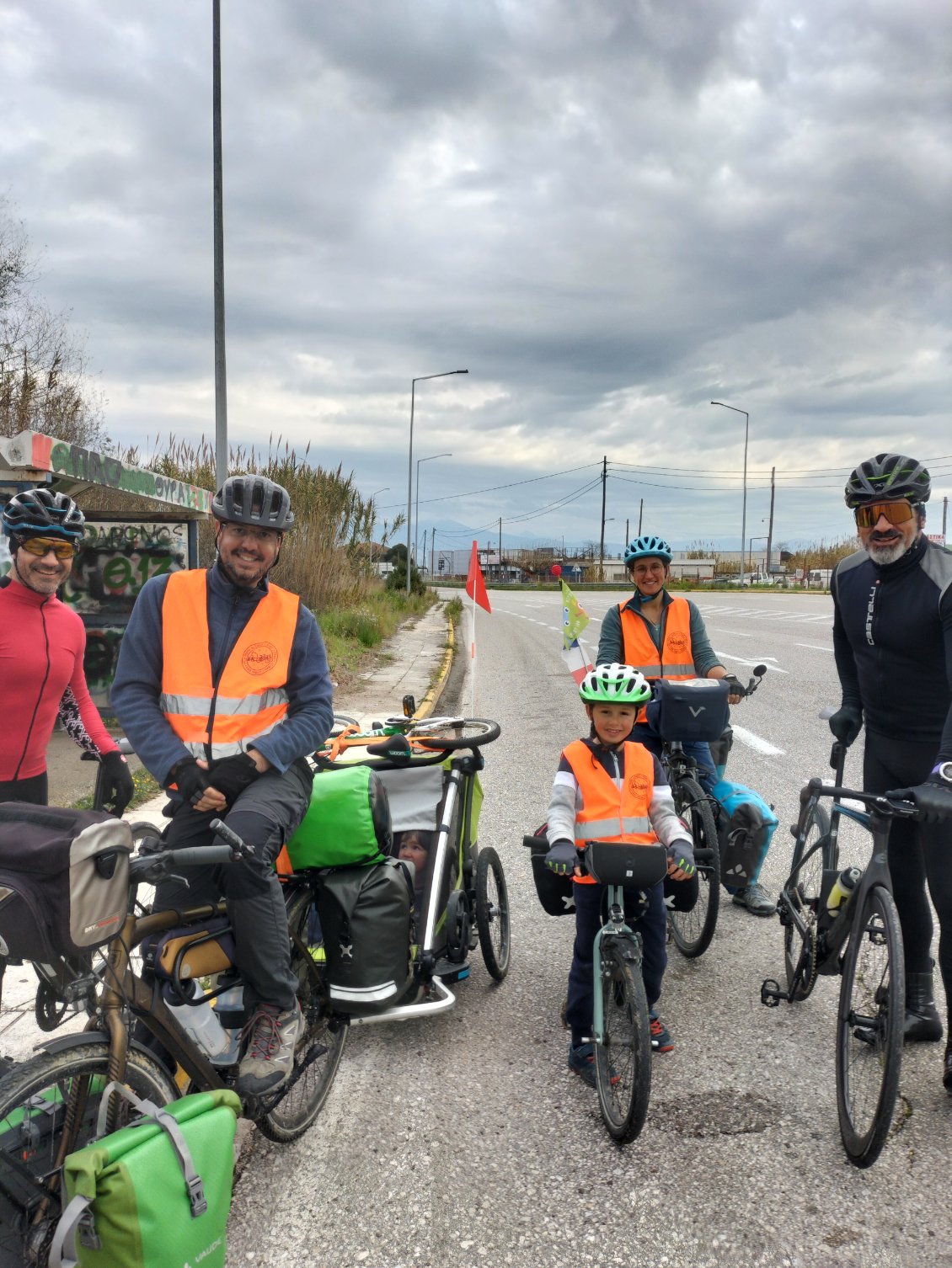 Rencontre avec le policier local (à droite) qui souhaitait absolument faire une photo avec nous