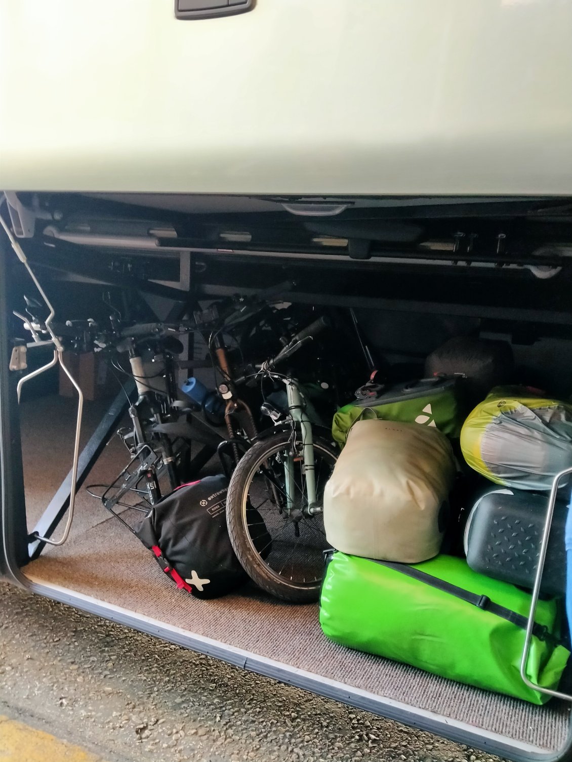 La soute du car est bien remplie par nos affaires
