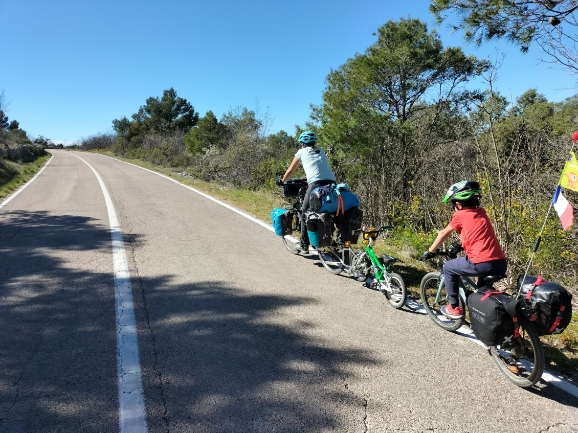 ... qui abandonne quand même son vélo de temps en temps pour faire la sieste dans la remorque !