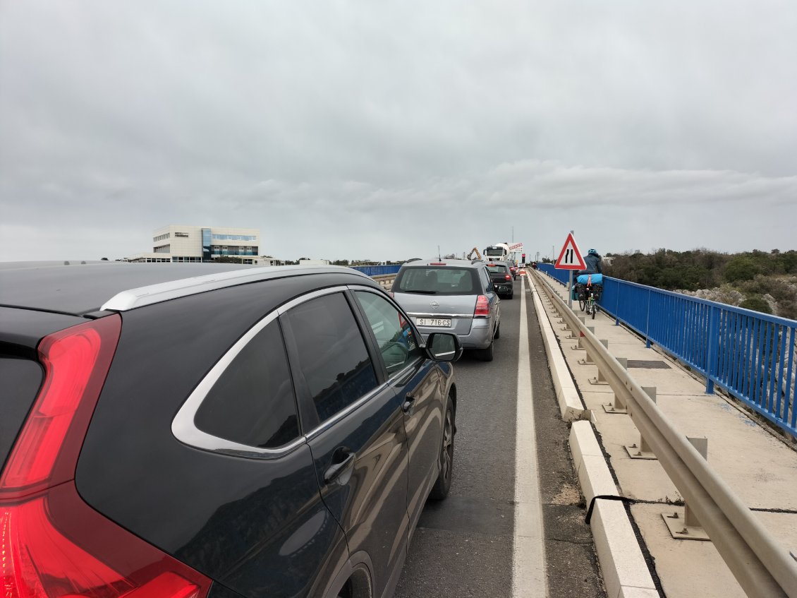 Coincé dans les bouchons avec la remorque !