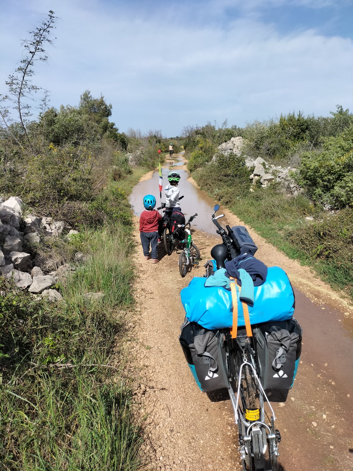 Impossible de continuer par là, nous devons rebrousser chemin et retourner sur la grande route